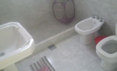 Casa en lote propio 3 amb amplios al frente mas departamento 2 amb al fondo