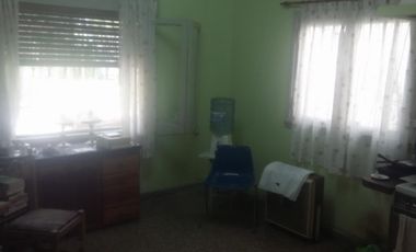 Casa en lote propio 3 amb amplios al frente mas departamento 2 amb al fondo