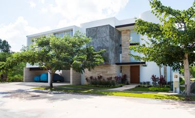 Casa en venta en Mérida en privada de lujo con 10 recámaras
