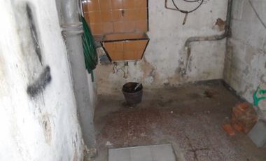 Casa 6amb en esquina en Pasajes de Parque Chacabuco Ideal 2 Flias A RECICLAR