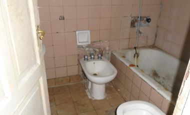 Casa 6amb en esquina en Pasajes de Parque Chacabuco Ideal 2 Flias A RECICLAR