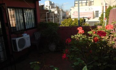 Casa 6amb en esquina en Pasajes de Parque Chacabuco Ideal 2 Flias A RECICLAR