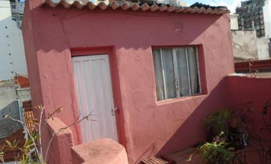 Casa 6amb en esquina en Pasajes de Parque Chacabuco Ideal 2 Flias A RECICLAR