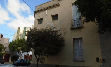 Casa 6amb en esquina en Pasajes de Parque Chacabuco Ideal 2 Flias A RECICLAR