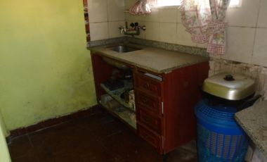Casa 6amb en esquina en Pasajes de Parque Chacabuco Ideal 2 Flias A RECICLAR