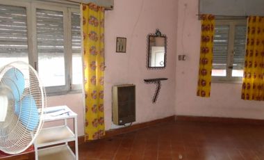 Casa 6amb en esquina en Pasajes de Parque Chacabuco Ideal 2 Flias A RECICLAR
