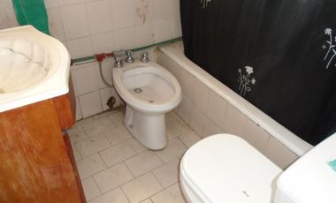 Casa 6amb en esquina en Pasajes de Parque Chacabuco Ideal 2 Flias A RECICLAR
