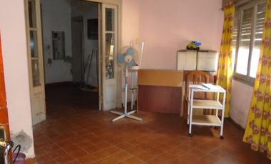Casa 6amb en esquina en Pasajes de Parque Chacabuco Ideal 2 Flias A RECICLAR