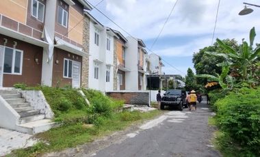 RUMAH 2 LANTAI SIAP HUNI TERMURAH DEKAT KANTOR BUPATI AKSES MUDAH 700 JUTA
