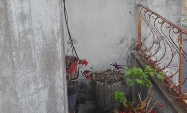 DEPARTAMENTO TIPO CASA EN PLANTA ALTA. 4 AMBIENTES. CON COCHERA