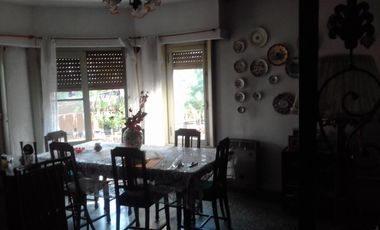 DEPARTAMENTO TIPO CASA EN PLANTA ALTA. 4 AMBIENTES. CON COCHERA