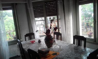 DEPARTAMENTO TIPO CASA EN PLANTA ALTA. 4 AMBIENTES. CON COCHERA