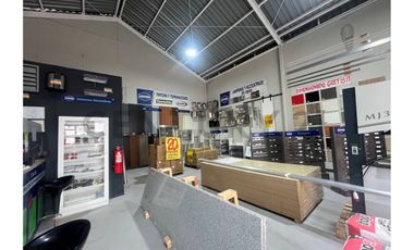 Vendo locales y galpones sector La Cantera
