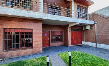 Excelente Chalet  con detalles de categoría en san justo . RETASADO OPORTUNIDAD. VENTA URGENTE