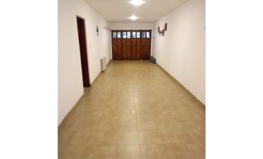 Amplia propiedad con departamento independiente barrio Los Pinares