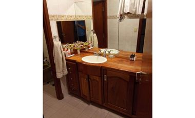 Amplia propiedad con departamento independiente barrio Los Pinares