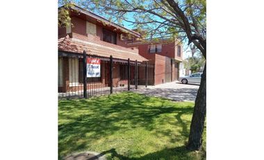 Amplia propiedad con departamento independiente barrio Los Pinares