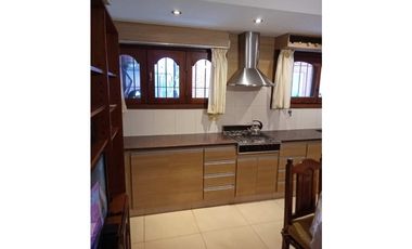 Amplia propiedad con departamento independiente barrio Los Pinares