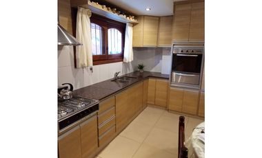 Amplia propiedad con departamento independiente barrio Los Pinares