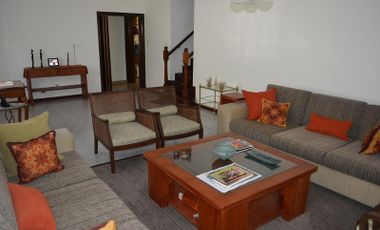 Casa de 4 ambientes con cochera en venta en Olivos