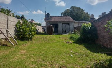 LATORRE PROP. VENDE CASA 3 AMB. CON TERRENO EN LOS PINARES