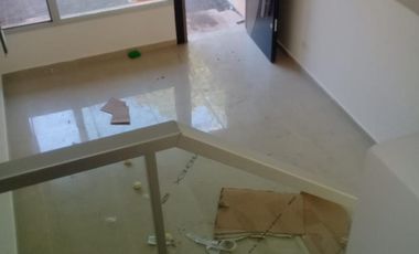 Excelente Duplex de 3 ambientes a ESTRENAR, PB: entrada de auto, living, toilette, cocina comedor diario, jardín y parrilla. PA: 2 dormitorios con pla