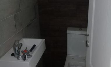 Excelente Duplex de 3 ambientes a ESTRENAR, PB: entrada de auto, living, toilette, cocina comedor diario, jardín y parrilla. PA: 2 dormitorios con pla