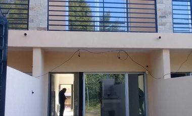 Excelente Duplex de 3 ambientes a ESTRENAR, PB: entrada de auto, living, toilette, cocina comedor diario, jardín y parrilla. PA: 2 dormitorios con pla