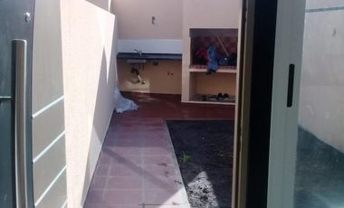 Excelente Duplex de 3 ambientes a ESTRENAR, PB: entrada de auto, living, toilette, cocina comedor diario, jardín y parrilla. PA: 2 dormitorios con pla