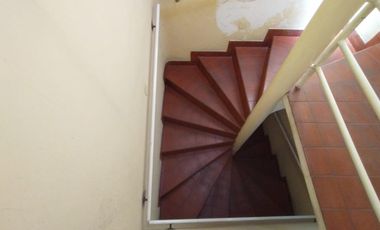 AMPLIO DEPARTAMENTO DE 3 AMBIENTES CON LIVING Y ENTREPISO, COCINA CON LAVADERO INTEGRADO, BALCÓN AL FRENTE Y PATIO BALCÓN EN CONTRAFRENTE.