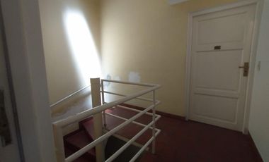 AMPLIO DEPARTAMENTO DE 3 AMBIENTES CON LIVING Y ENTREPISO, COCINA CON LAVADERO INTEGRADO, BALCÓN AL FRENTE Y PATIO BALCÓN EN CONTRAFRENTE.