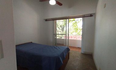 AMPLIO DEPARTAMENTO DE 3 AMBIENTES CON LIVING Y ENTREPISO, COCINA CON LAVADERO INTEGRADO, BALCÓN AL FRENTE Y PATIO BALCÓN EN CONTRAFRENTE.