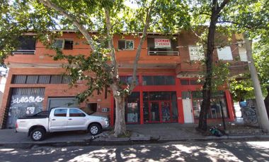 AMPLIO DEPARTAMENTO DE 3 AMBIENTES CON LIVING Y ENTREPISO, COCINA CON LAVADERO INTEGRADO, BALCÓN AL FRENTE Y PATIO BALCÓN EN CONTRAFRENTE.