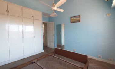 AMPLIO DEPARTAMENTO DE 3 AMBIENTES CON LIVING Y ENTREPISO, COCINA CON LAVADERO INTEGRADO, BALCÓN AL FRENTE Y PATIO BALCÓN EN CONTRAFRENTE.