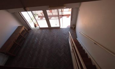 AMPLIO DEPARTAMENTO DE 3 AMBIENTES CON LIVING Y ENTREPISO, COCINA CON LAVADERO INTEGRADO, BALCÓN AL FRENTE Y PATIO BALCÓN EN CONTRAFRENTE.