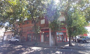 AMPLIO DEPARTAMENTO DE 3 AMBIENTES CON LIVING Y ENTREPISO, COCINA CON LAVADERO INTEGRADO, BALCÓN AL FRENTE Y PATIO BALCÓN EN CONTRAFRENTE.