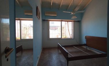 AMPLIO DEPARTAMENTO DE 3 AMBIENTES CON LIVING Y ENTREPISO, COCINA CON LAVADERO INTEGRADO, BALCÓN AL FRENTE Y PATIO BALCÓN EN CONTRAFRENTE.