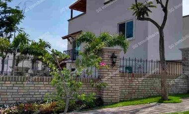 CASA 3 RECAMARAS 3 BAÑOS EN PRIVADA FRENTE ALBERCA con roff garde