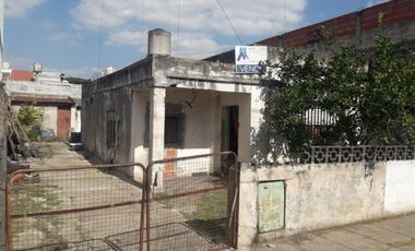 CASA A REFACCIONAR SOBRE LOTE 10 X 20 3 AMB