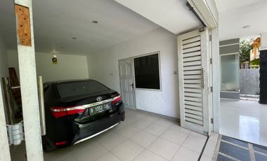 2004. Dijual Rumah 2 Lantai Tengah Kota Alun Alun Kauman Bojonegoro
