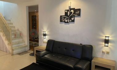 2004. Dijual Rumah 2 Lantai Tengah Kota Alun Alun Kauman Bojonegoro