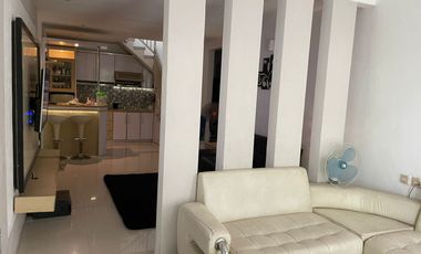 2004. Dijual Rumah 2 Lantai Tengah Kota Alun Alun Kauman Bojonegoro