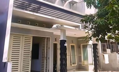 2004. Dijual Rumah 2 Lantai Tengah Kota Alun Alun Kauman Bojonegoro