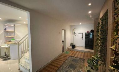 2004. Dijual Rumah 2 Lantai Tengah Kota Alun Alun Kauman Bojonegoro