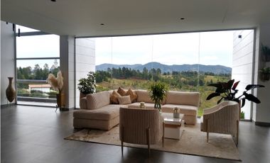 Venta Moderna Casa Campestre, en lote de 4.646 m2, Guarne Antioquia