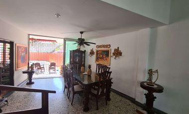COD. 260 - SE VENDE CASA - BARRIO: VENECIA I