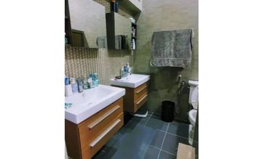 SE VENDE HERMOSA CASA TRES NIVELES SEMI AMOBLADA CON  4REC/300MTS