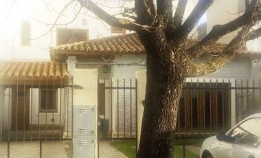 Casa para 2 Familias en venta en Castelar Norte