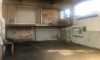 Venta casa con depósito y local. Lote de 31 de frente x 18