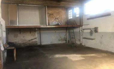 Venta casa con depósito y local. Lote de 31 de frente x 18